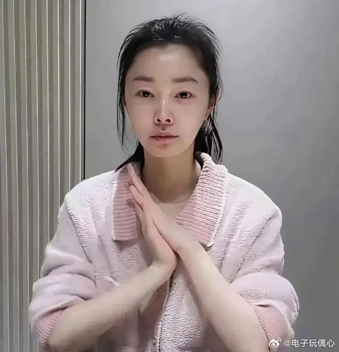 宋轶没化妆照片火了，网友沸腾，鼻子成焦点 