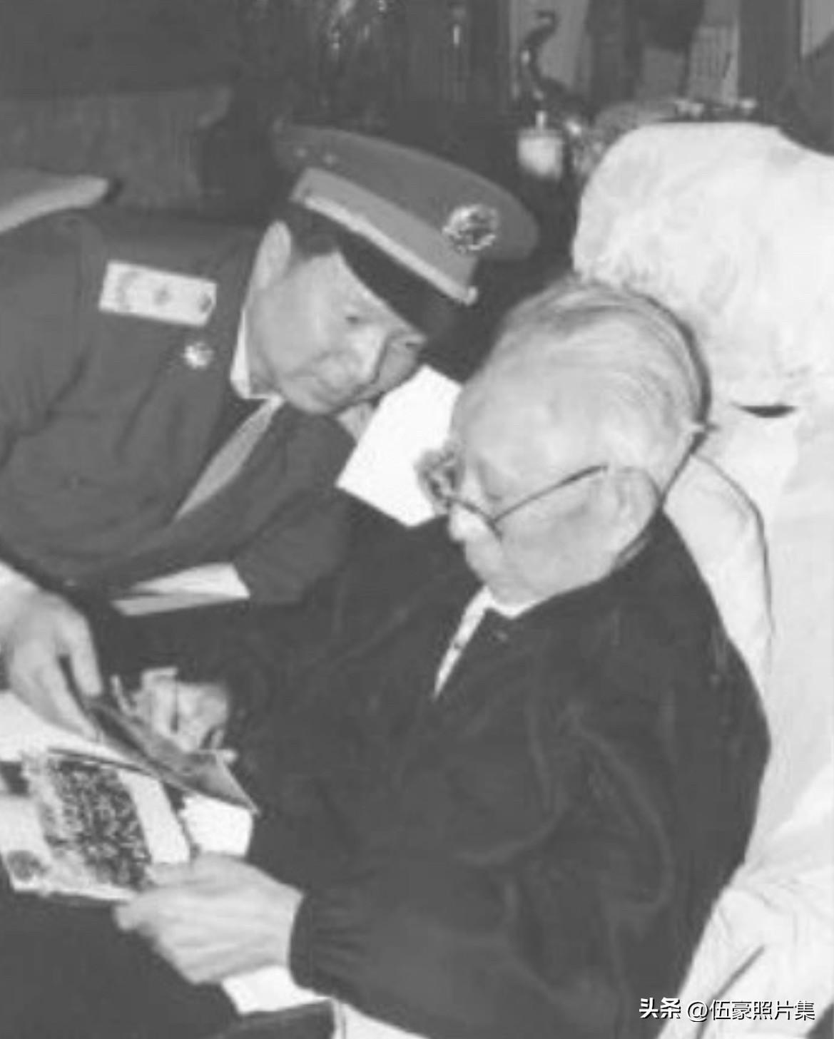 1991年，袁国祥向王震副主席送照片时留影。袁国祥于1932年出生，甘肃张掖人，