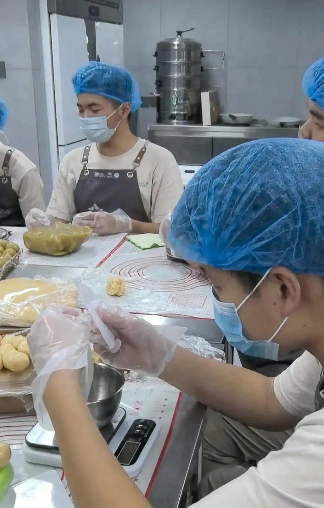 "这事儿真缺德到家了！" 福建，一家孤独症机构中秋前接了 200 盒月饼的活儿，