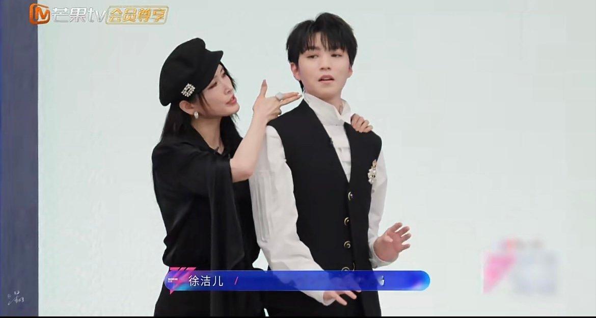 姐姐们演我看王俊凯这反应太真实了，姐姐们看到王俊凯瞬间眼睛发亮，追星DNA狠狠动