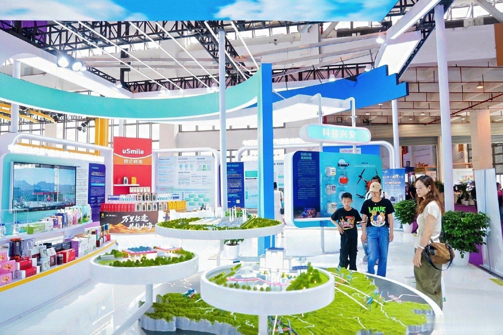 南博会绿色能源馆氛围感拉满沉浸式体验南博会绿色能源馆刚踏进绿色能源馆整个人都被未