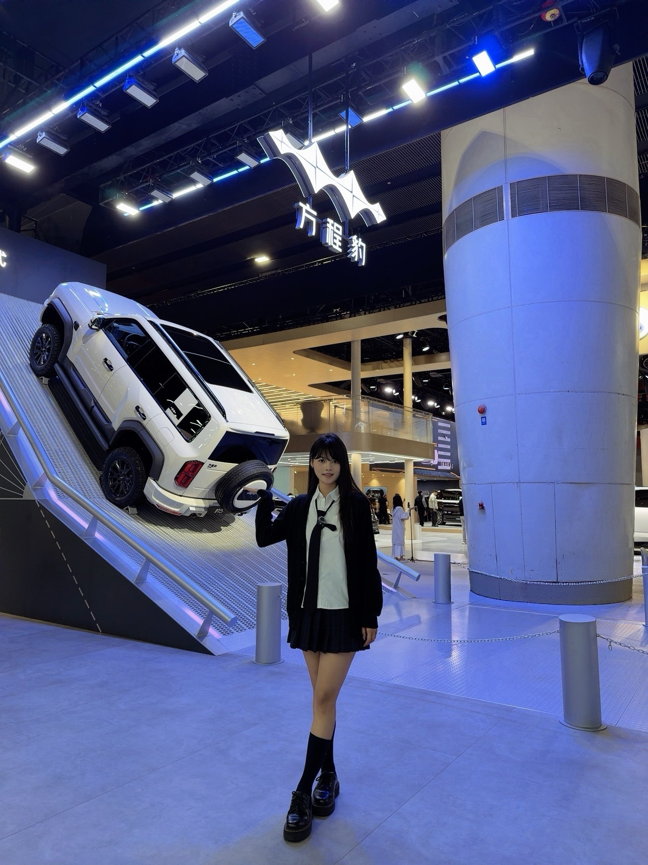 整理广州车展封面照时发现 全部是一个姿势🙉 