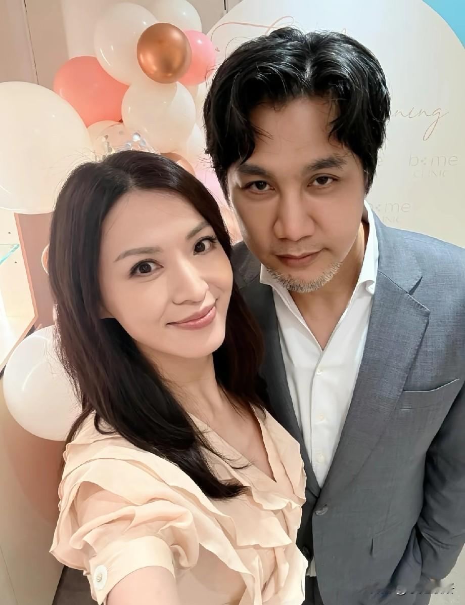 52岁陈炜近照曝光！同框医生老公被夸冻龄，离婚后逆袭成人生赢家
 
谁能想到，这