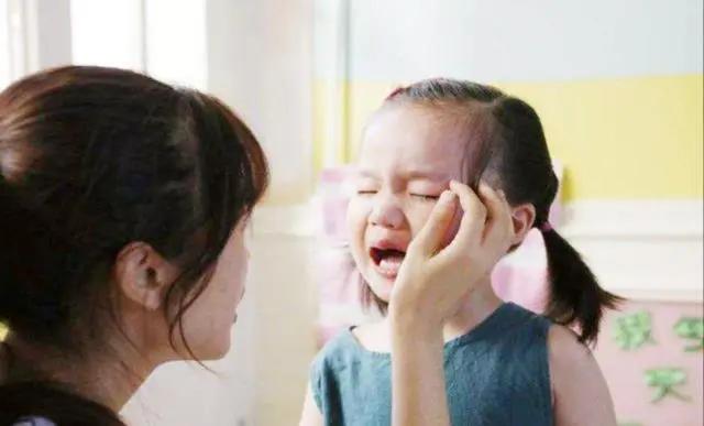 孩子幼儿园遭欺？不会言但可巧问，家长必学：探测幼儿园经历的技巧

幼儿园伤害事件