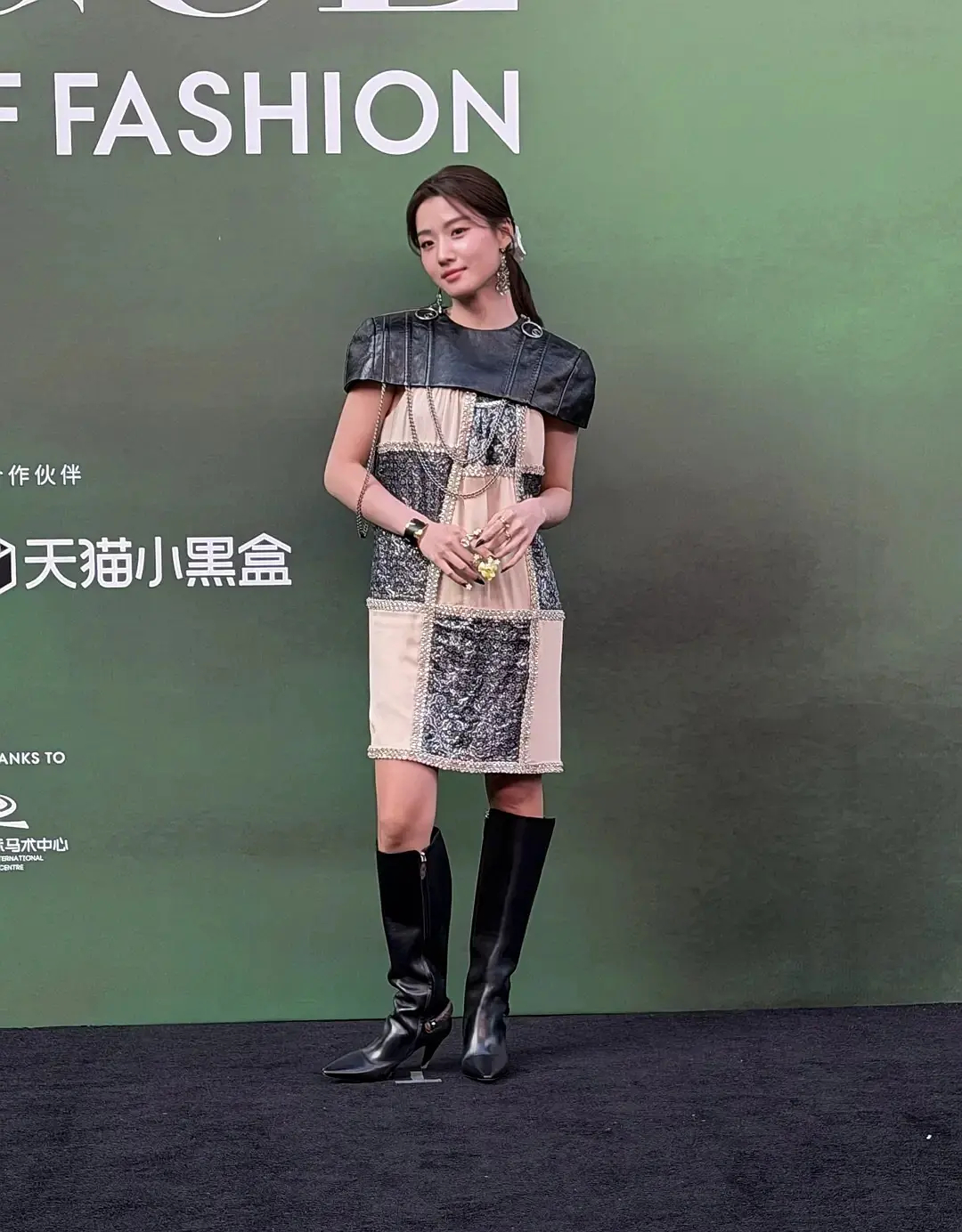 深陷鲈丝修图世界里的卢昱晓无法自拔，直到妆造连续翻车粉丝也坐不住了，喊话工作室…