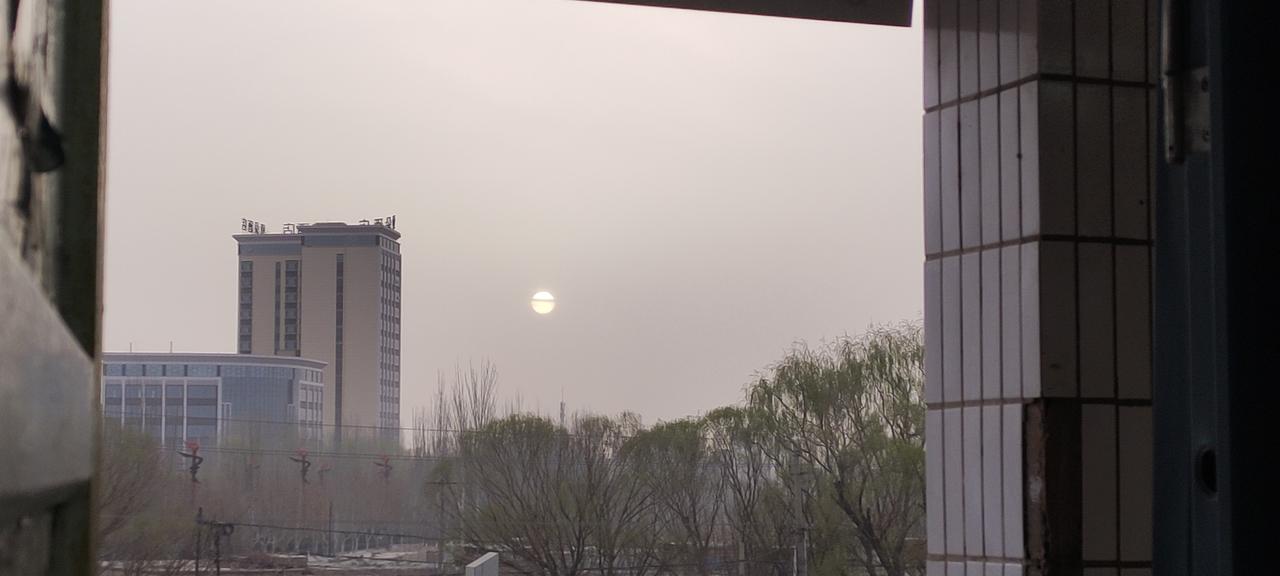 长这么大第一次见这么唯美的画面。

随手拍，朝阳像月亮，又像太阳。

还是会习惯