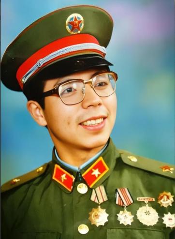 [浮云]1984年，一名解放军战士不慎摔落悬崖和部队失去了联系，但令他万万没想到