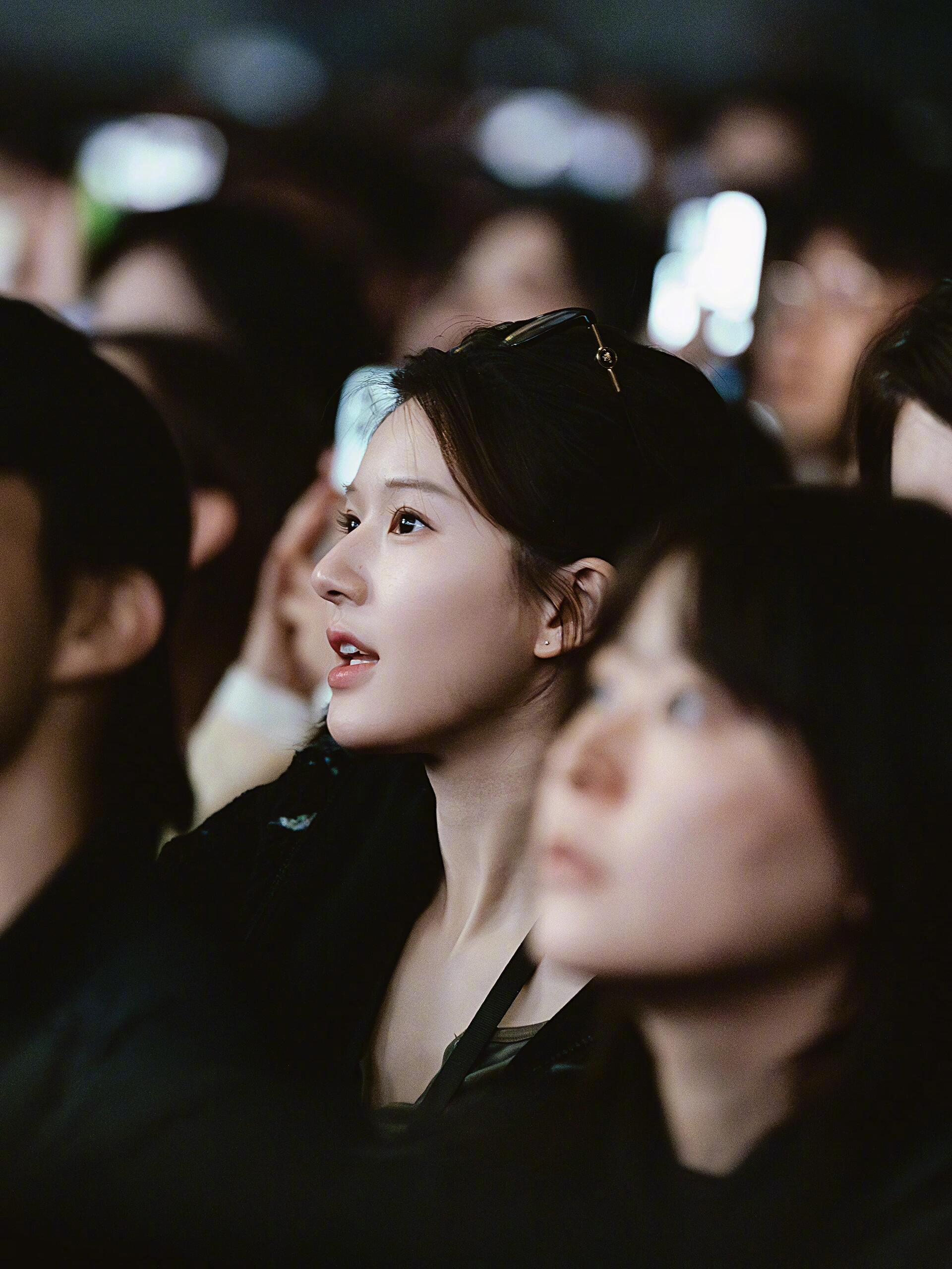 看演唱会被偶遇的赵露思 生图完全是女神级别的 