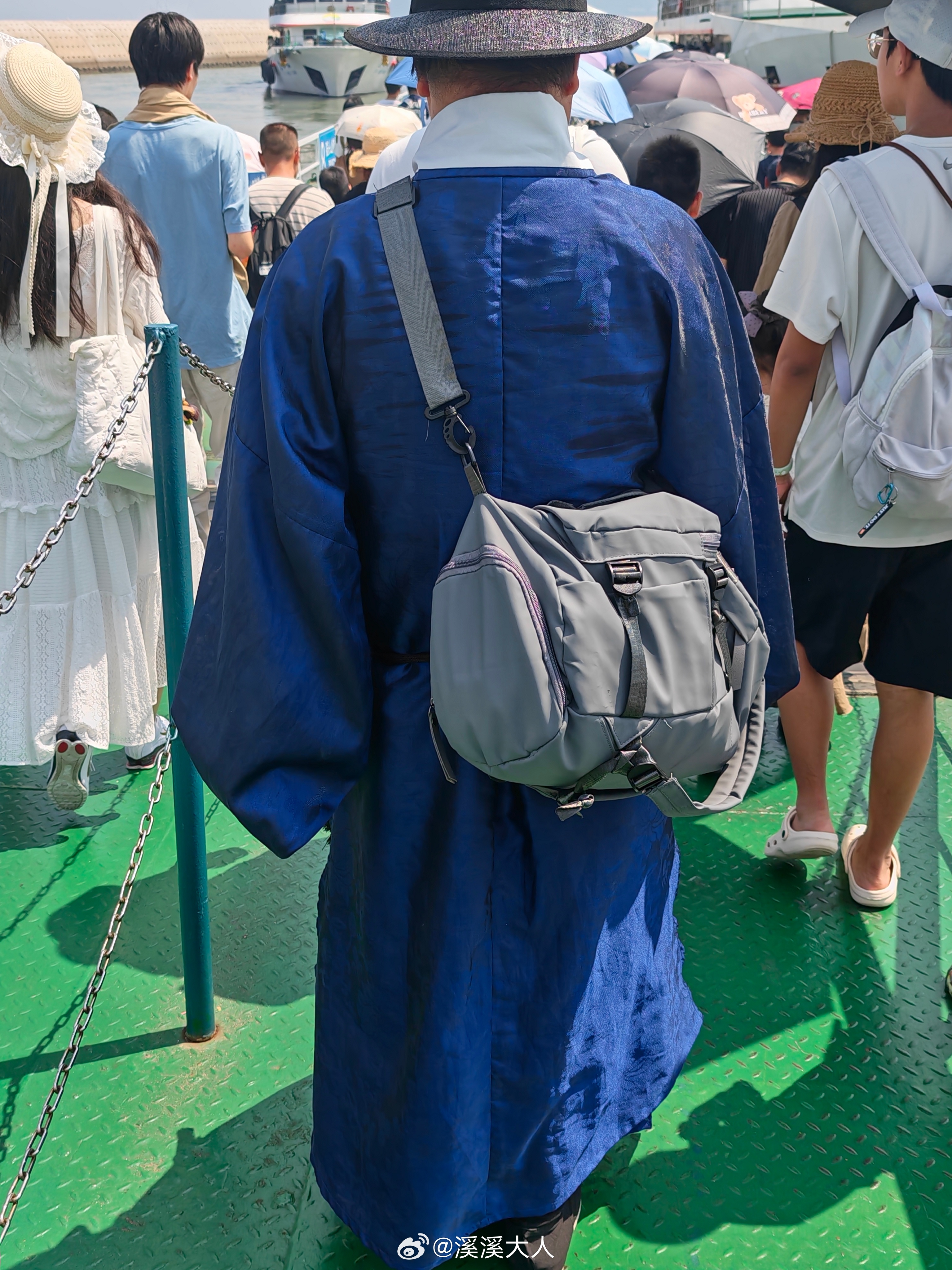 我一个中国人在刘公岛热的汗流浃背前面这位韩国大哥身着民族服饰泰然自若令我肃然起敬