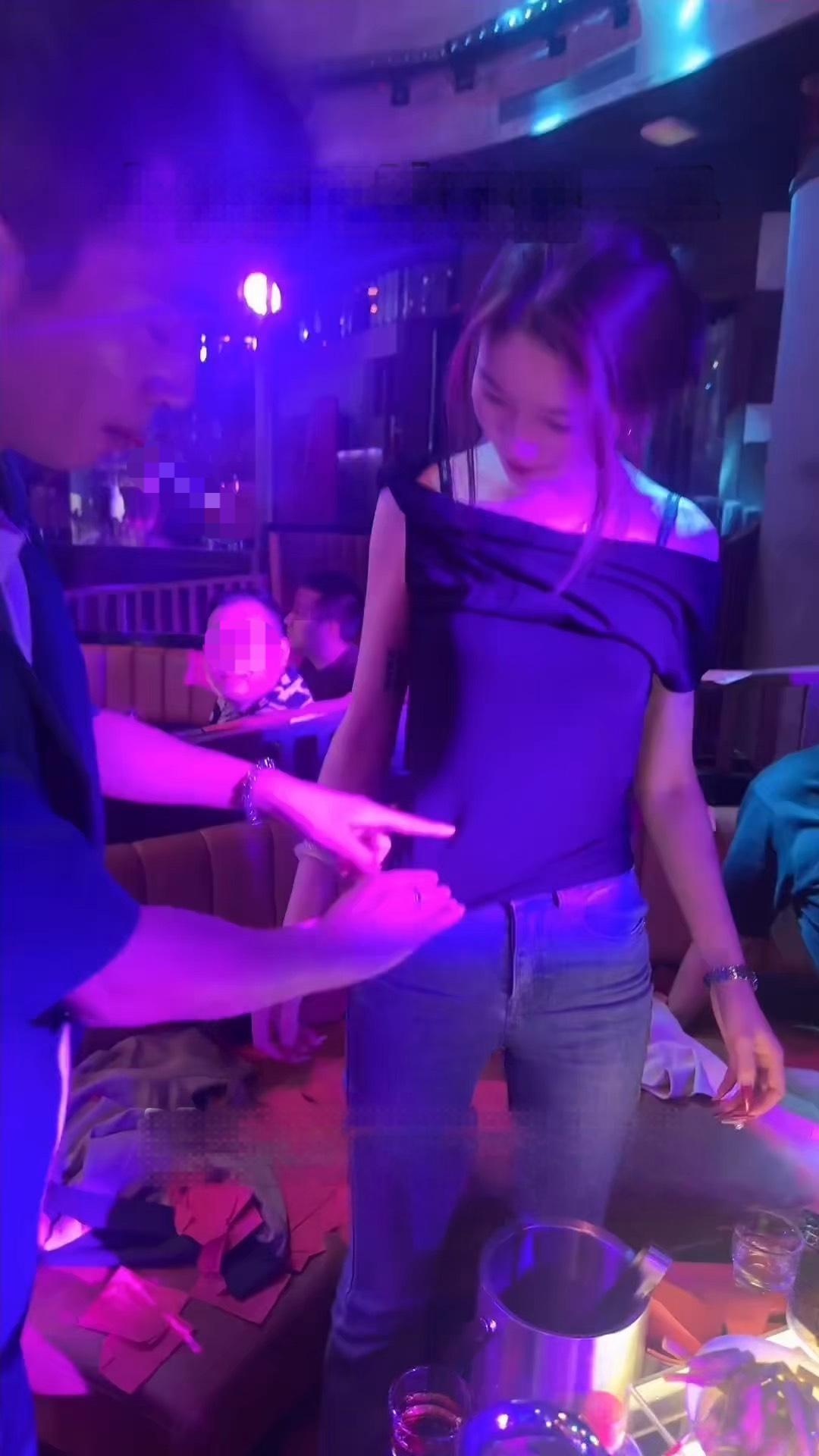 吉林，中年男子在酒吧遇到一漂亮女子，自信的认为只要邀请对方，对方就会赏脸陪着喝几