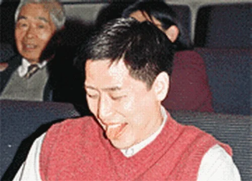 主持人：你爱人什么小气  哥哥：感情小气