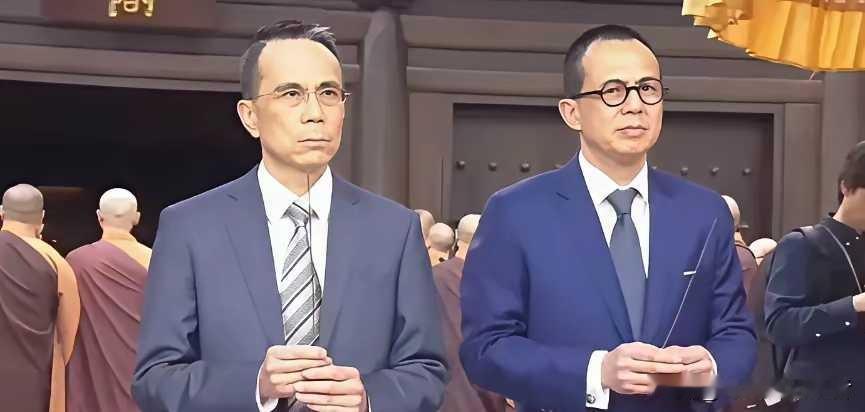 李嘉诚的两个儿子仪表堂堂，气质感十足，不知道李嘉诚去世后谁会成为最大的接班人。