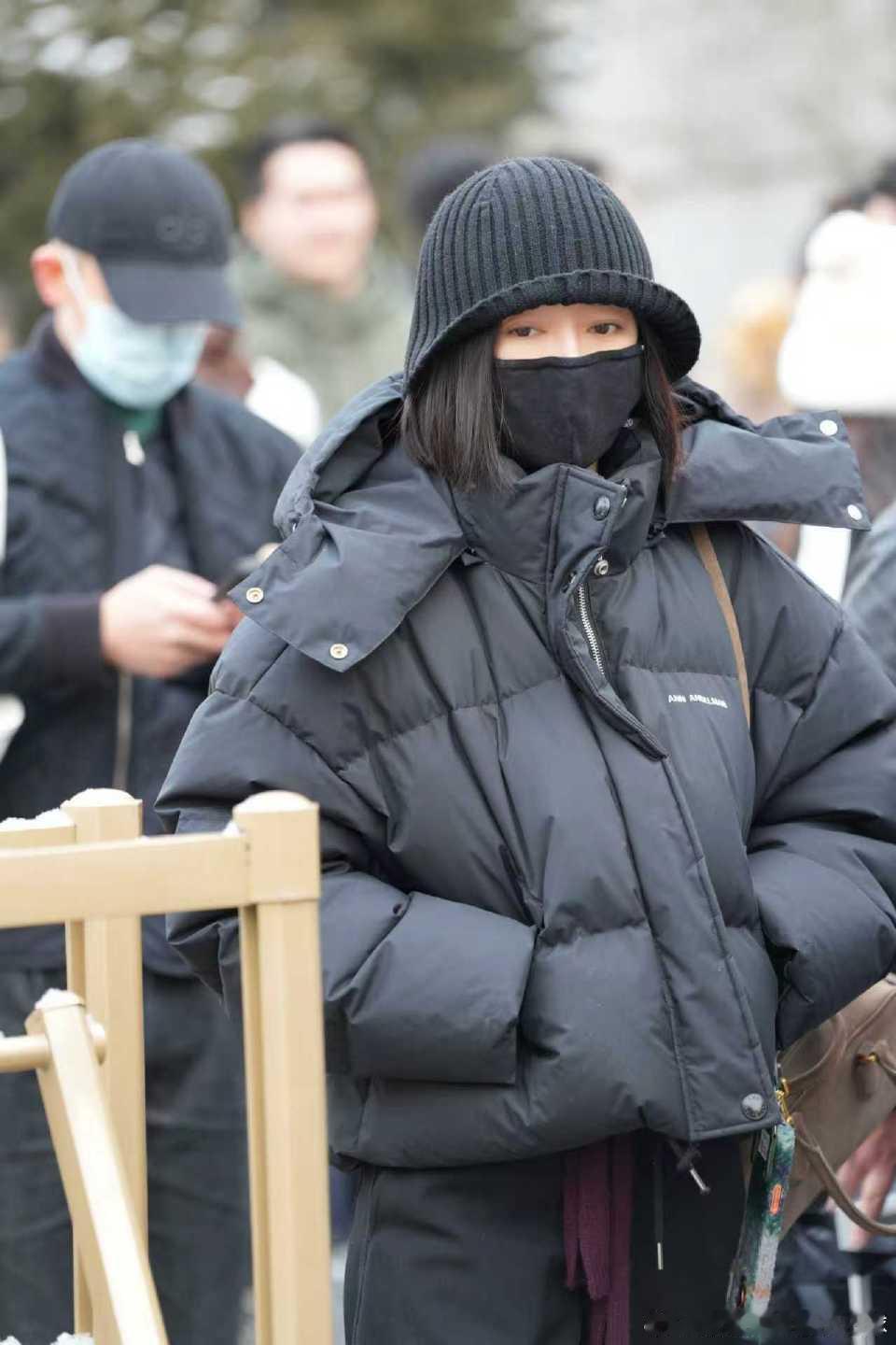 秦岚现身马年春晚彩排雪落联排现场，秦岚裹着黑色羽绒服像颗精致的“保暖粽子”，美貌