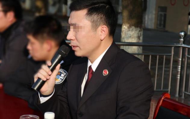 2001年，四川一名检察官为了逼妻子离婚，竟带着美貌情人公然回家，妻子含泪签字那