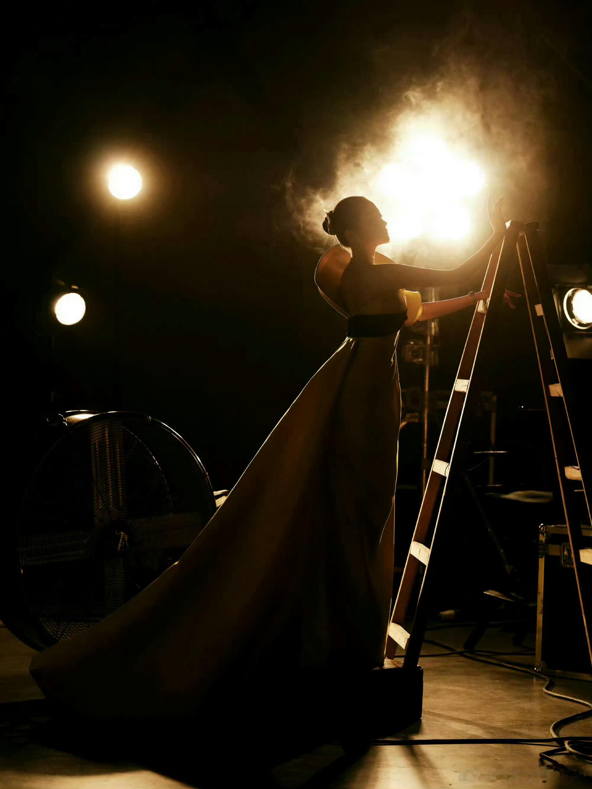 关晓彤鹅黄色拼接裙，好看，