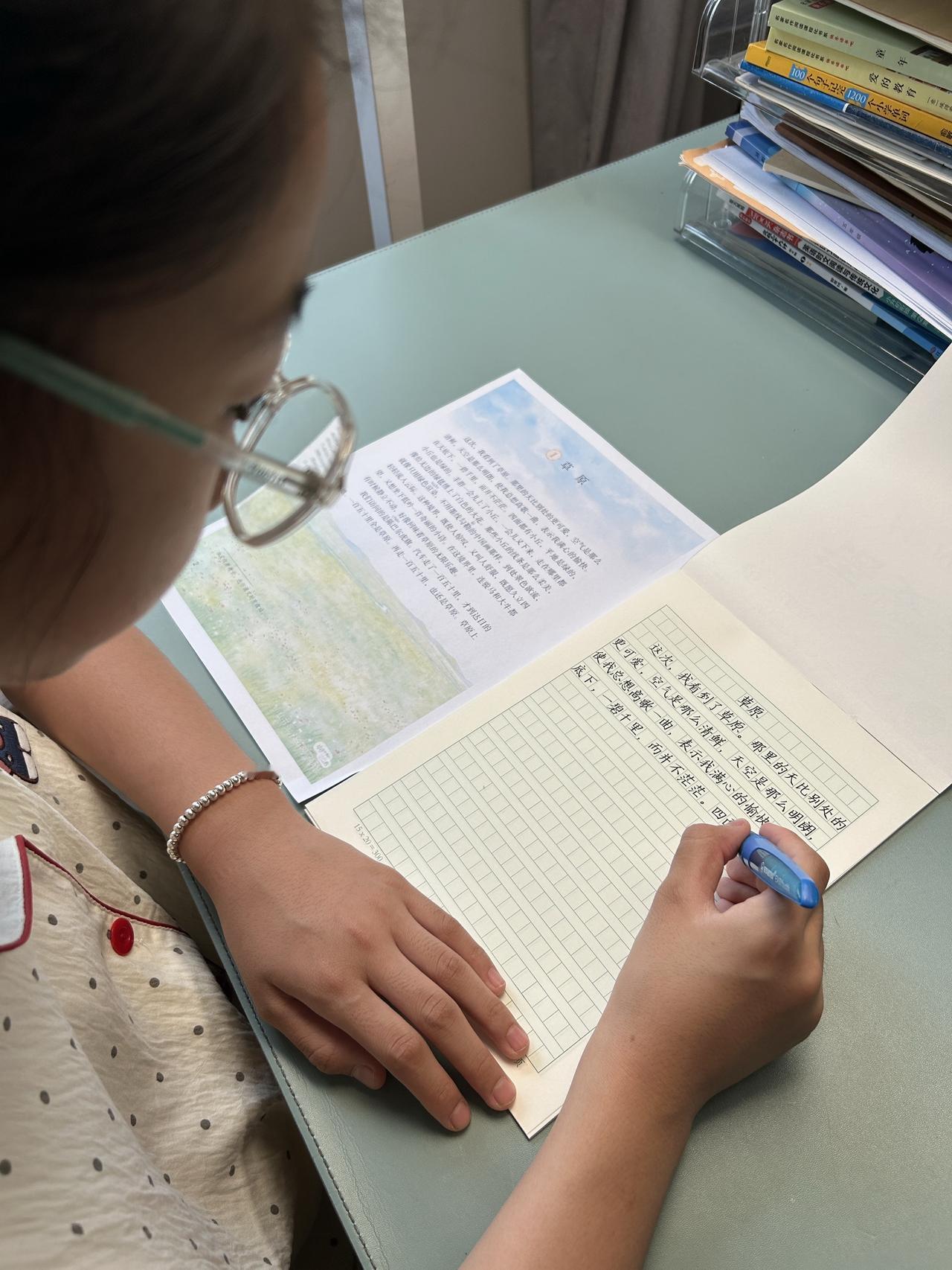 还在为孩子握笔姿势不对、写字喊累发愁吗？思笔乐钢笔，软胶工学握笔区，孩子一拿就掌
