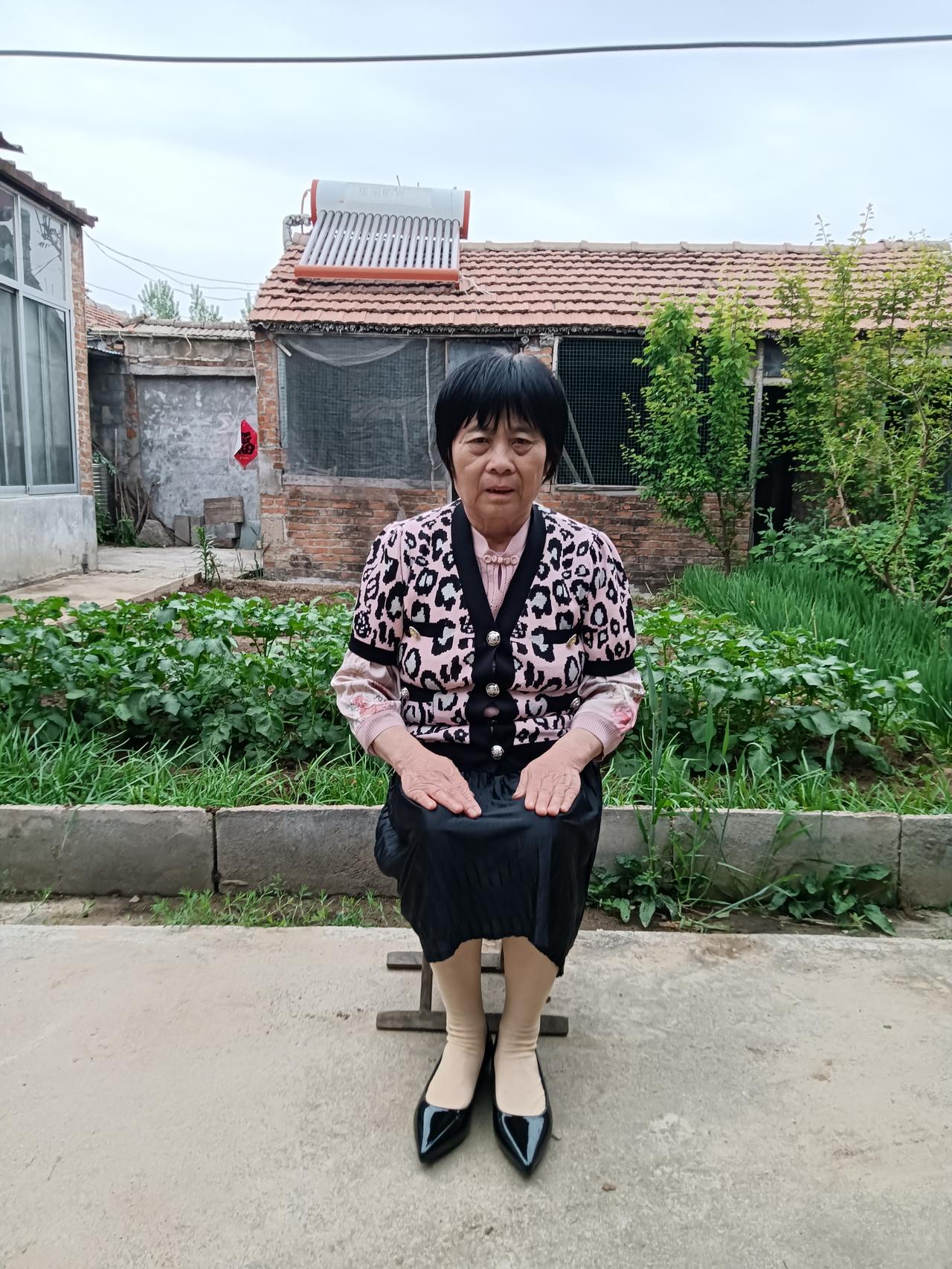 故乡
文/李兴伟
人生归处是故乡，
呱呱坠地此中长。
掘土嬉游破裤裆，
婴孩稚子