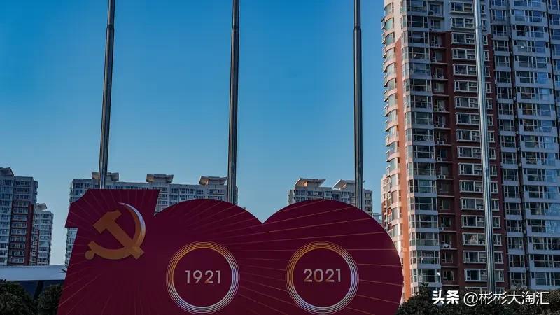 公众的生活和心态变化还挺明显的。就说2021年，南都民调中心调查发现，八成受访者