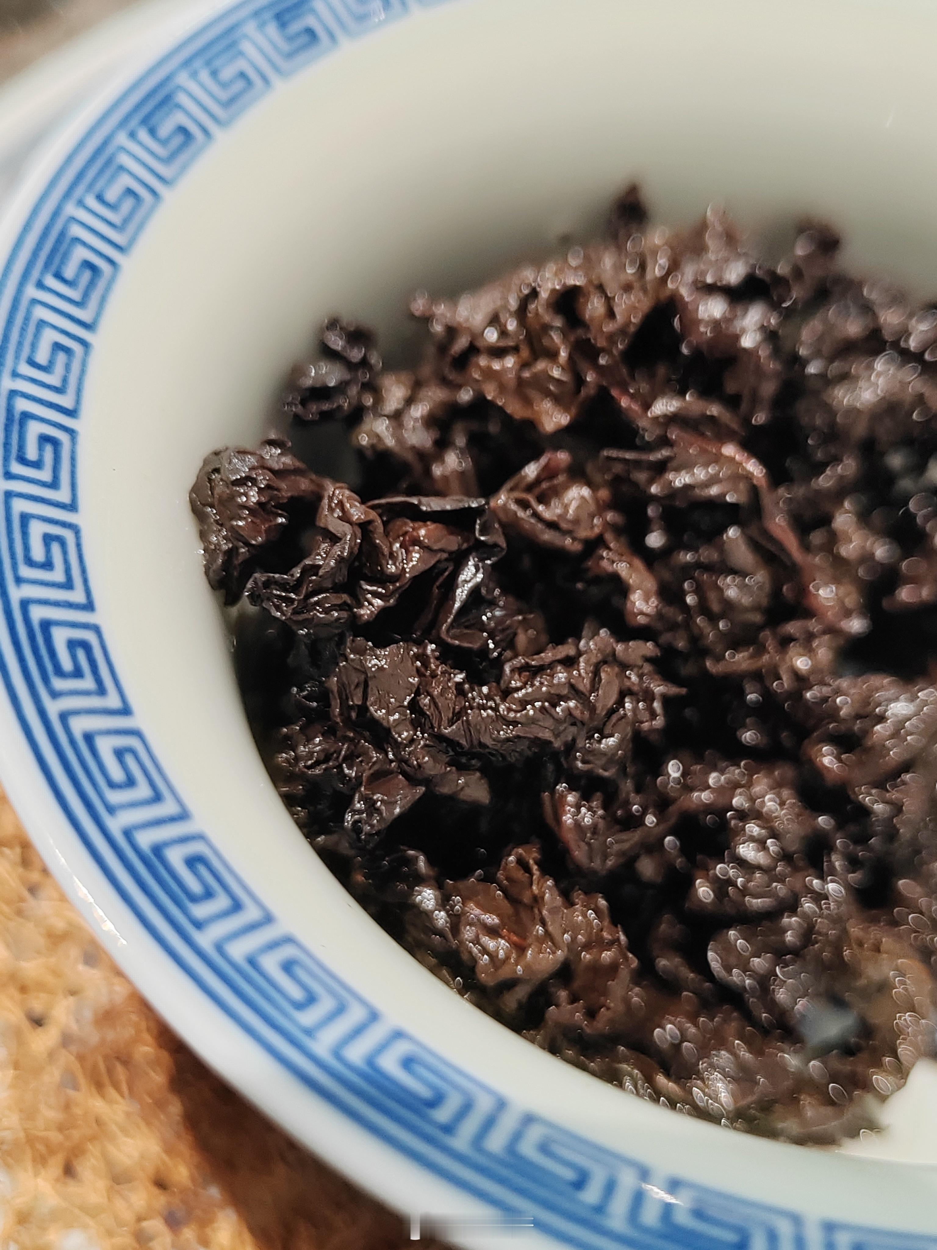 雷阵雨来得陡，黄昏时分，天边刚褪去最后一抹燥热，厚重的黑云便闷闷地压了下来。先是