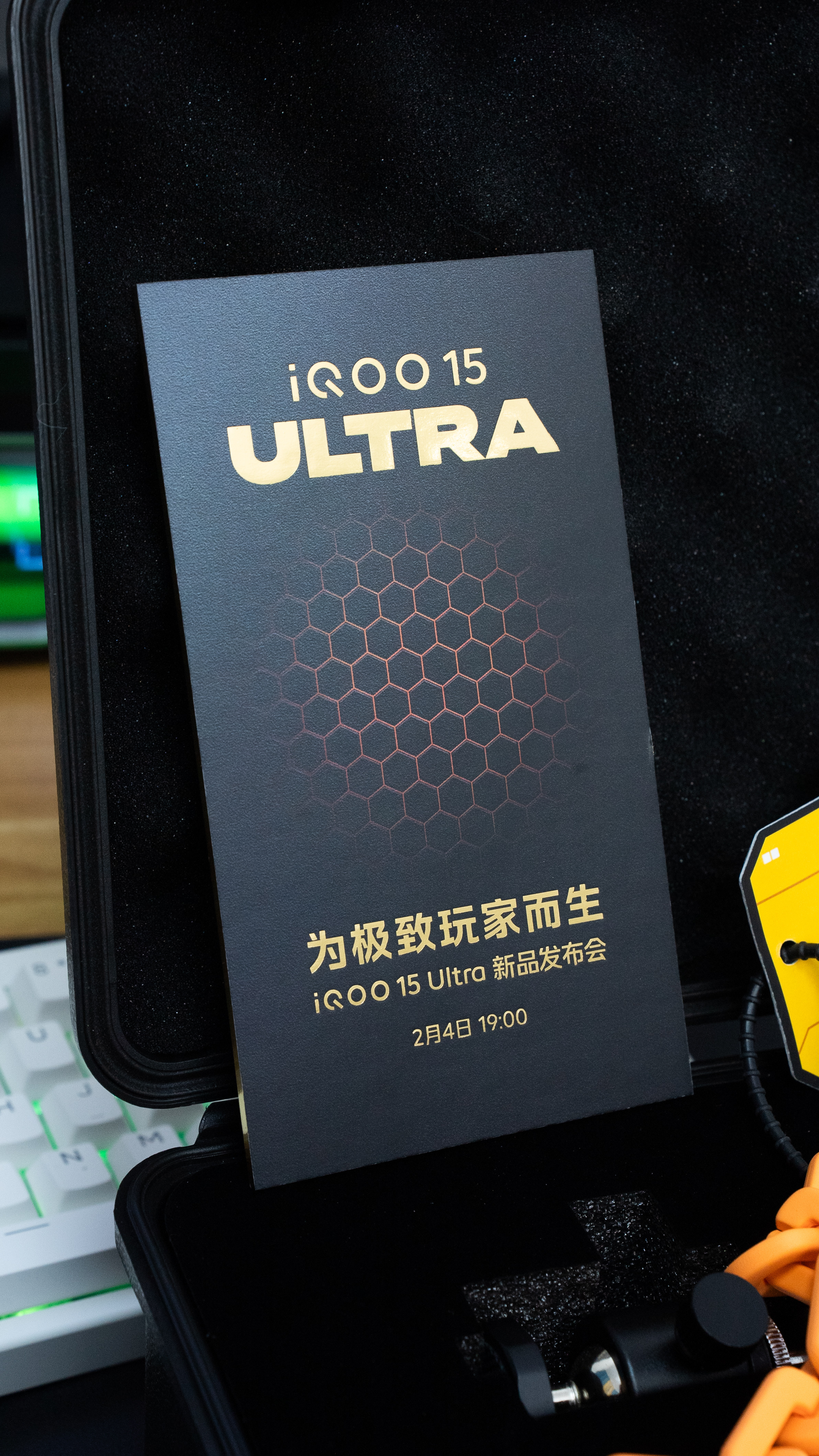 收到 iQOO 15 Ultra 的邀请函，居然是个“便携直播工具箱”！里面有磁