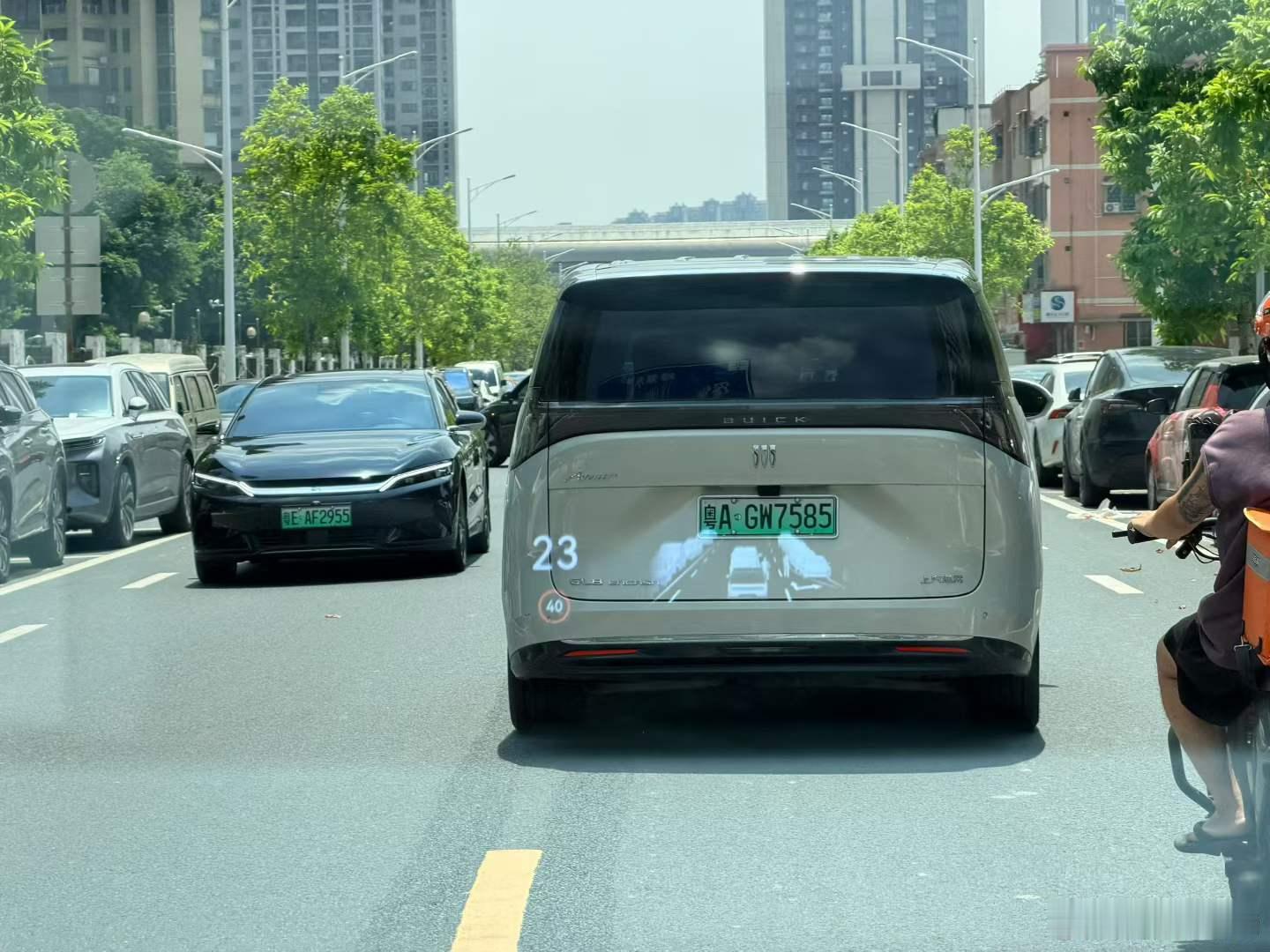 说是我们小区出现了一位跟我一样品味高端的人士，起初我是不信的，发过来照片，我就不