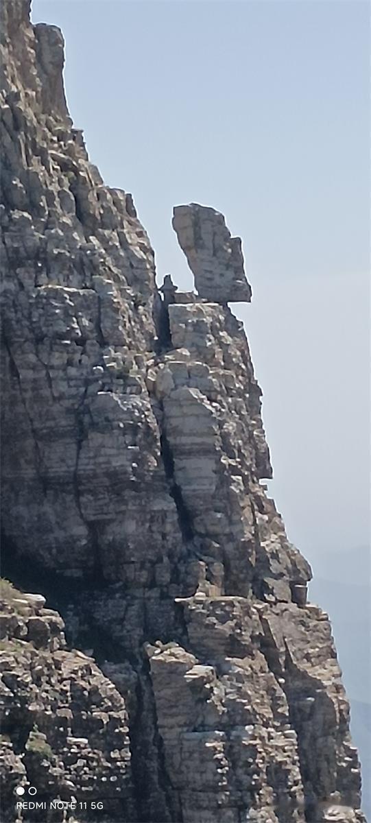 不知大自然的巧手是用什么技巧安排的——这块巨石一半凌空，一半平托在崖壁凸出的平台