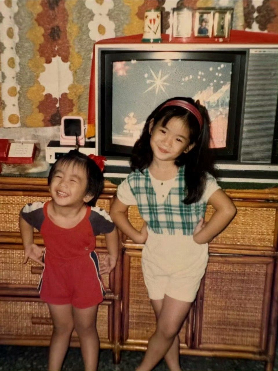 林依晨43岁生日发文林依晨生日发文，称今年没有什么生日独照，就发了一些小时候的照