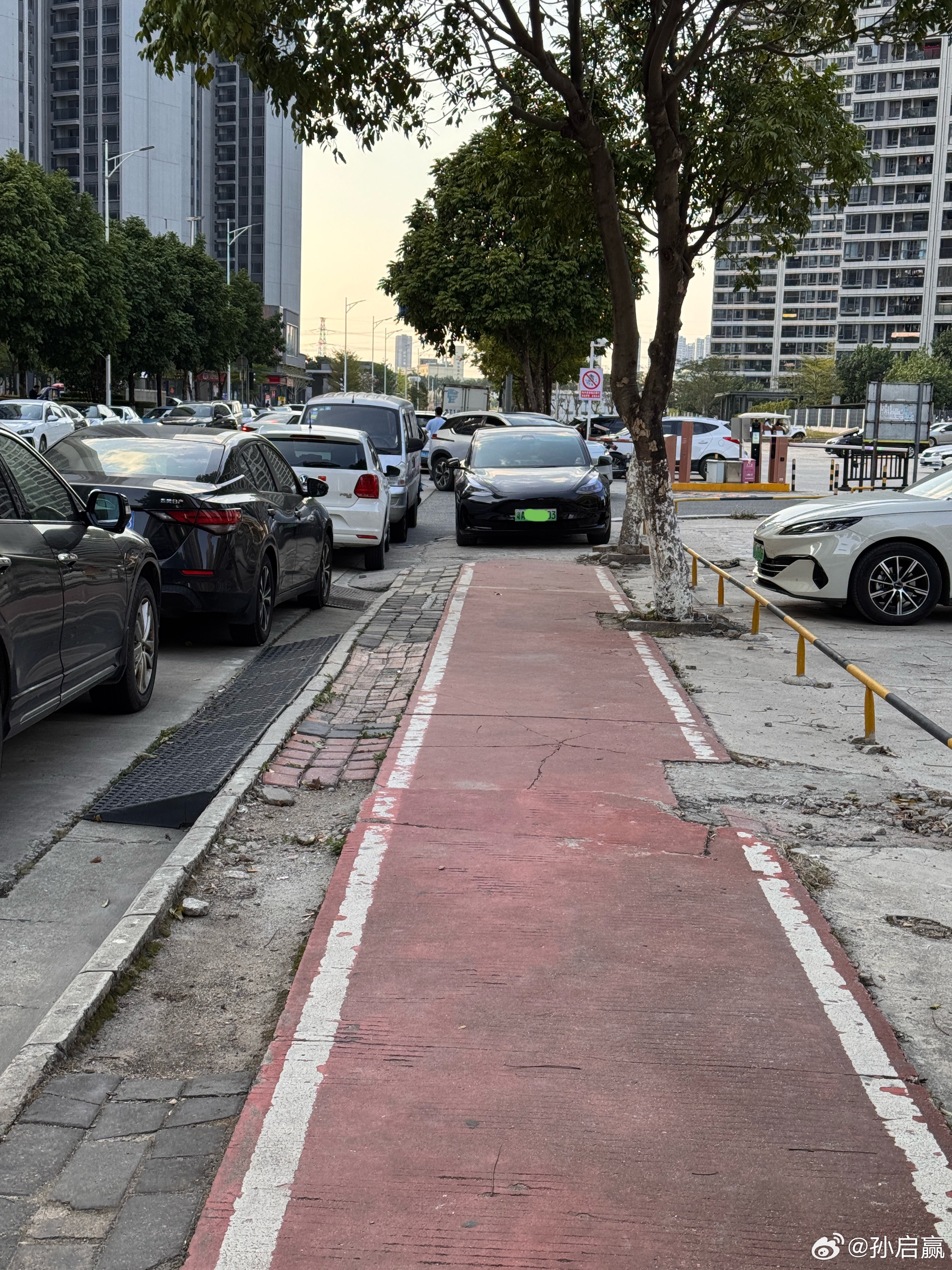 但凡有脑子的都知道，实际生活中乱停车的到处都是，各个品牌都有。如果只针对某个品牌