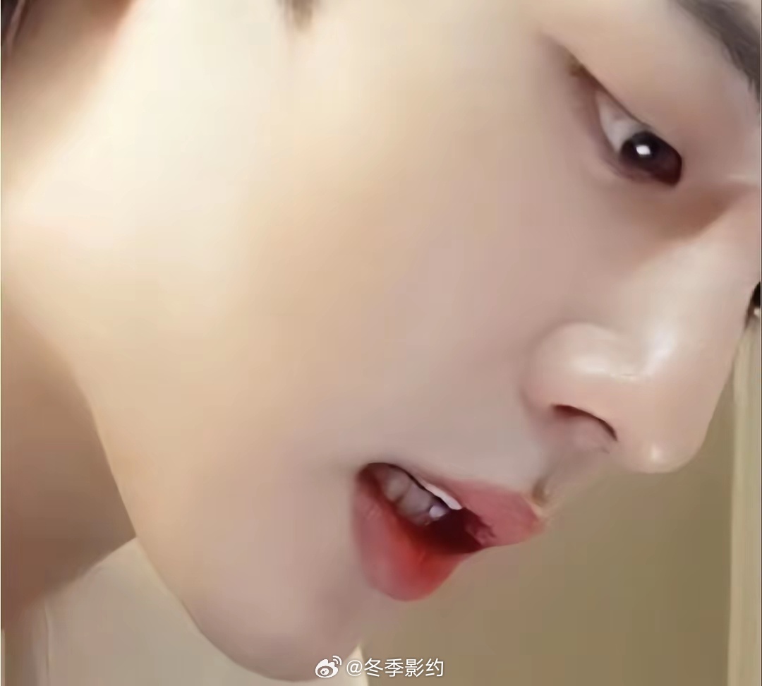 肖战这唇形，这鼻梁，简直就是艺术品，好看的人哪里都精致！ 