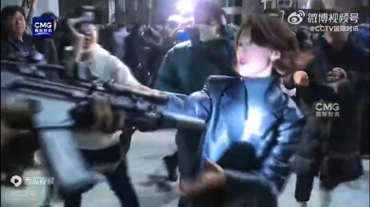 一抢成名！安贵玲。
韩国最大在野党共同民主党的一名女战士！时势造英雄，安贵玲在韩