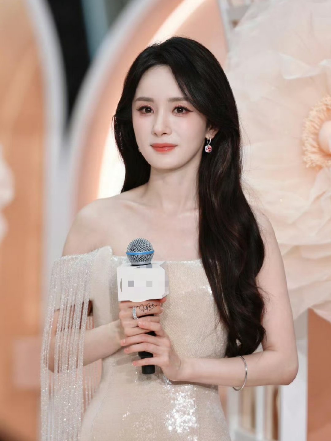 杨幂 头纱 85花杨幂参加活动，背景花朵与衣服同色系，错位效果让网友认为大幂幂戴