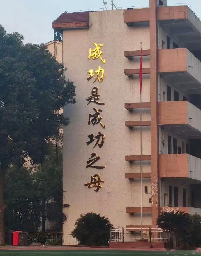 4万，除了喷辣椒水那个楼盘，观澜鸿荣源的超大盘也卖这个价，二手的龙华梅陇镇，福永