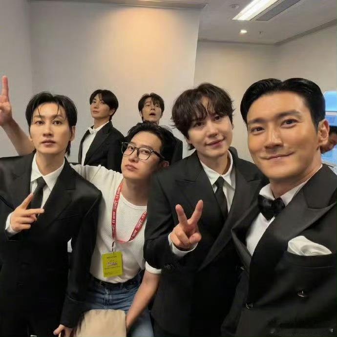 周觅和sj跟东方神起成员都合照了，这是在干嘛？周觅晒与SuperJunior合照