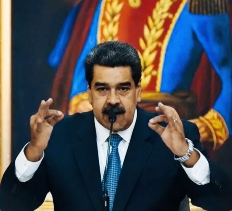 马杜罗独特的手势是想表达意思呢？
马杜罗双手保持一样的姿势，这姿势包含什么含义呢