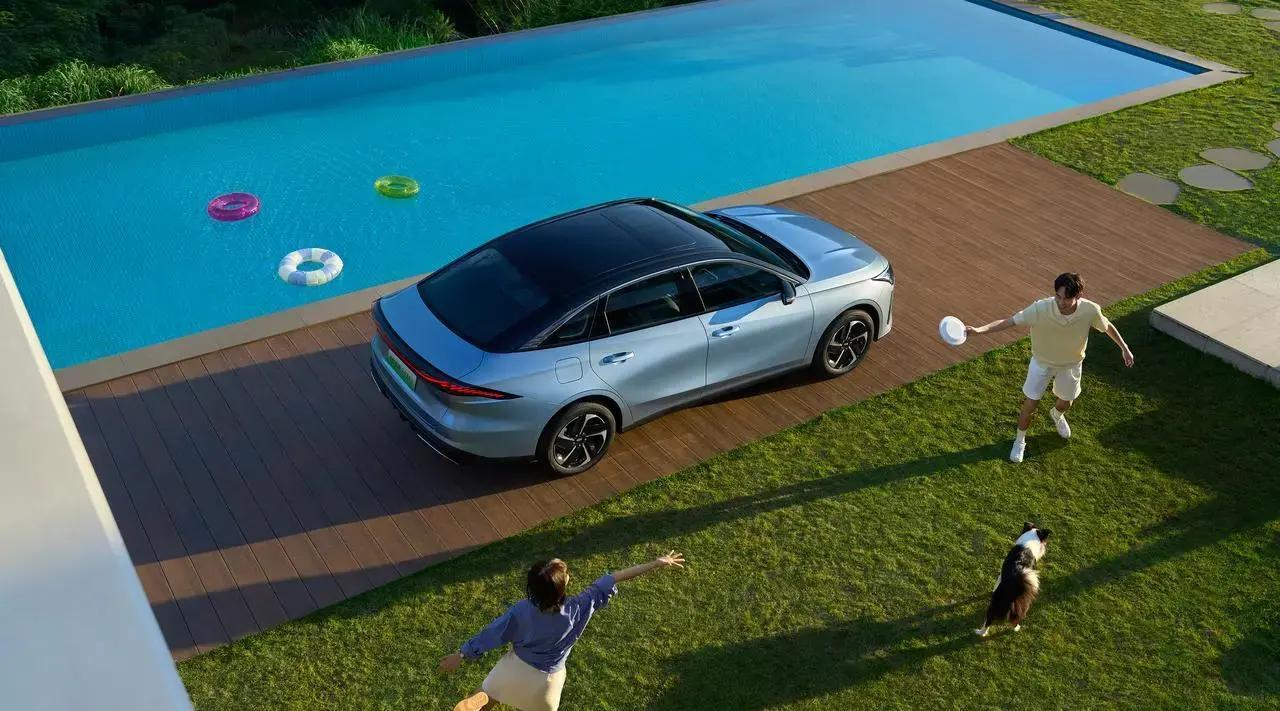 现在当妈的带娃出门，那可真不是件轻松事儿！接送上学、逛超市、周末郊游，车里得坐得