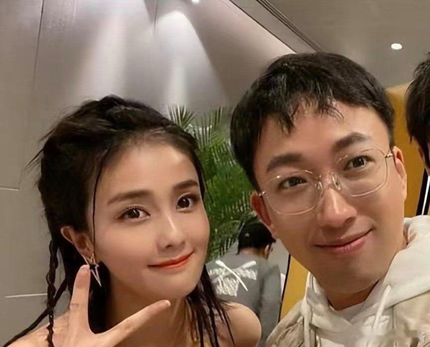 于正是一个很有活人气息的老板，而且拍的电视剧剧情也还不错，看吴谨言最近那部一直没