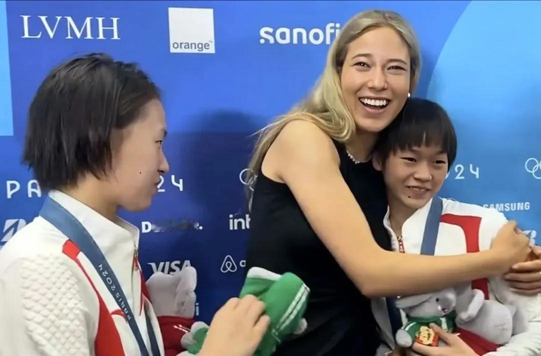 全红婵和谷爱凌都是00后，一个17岁一个21岁，全红婵和谷爱凌这一抱成了巴黎奥运