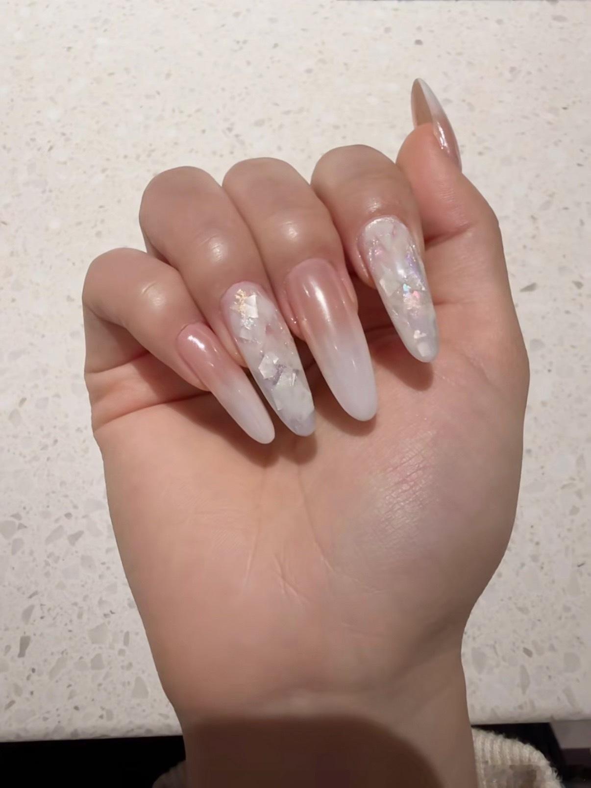 现在的美甲发展的越来越多样化了，说实话前段时间打算去做一个醋酸美甲，结果说是操作