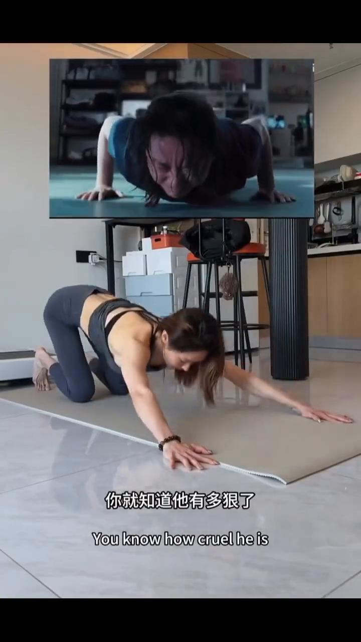 不需要器械和工具，在家也能练出超模身材。
如果想要薄薄的背，若隐若现的手臂线条和