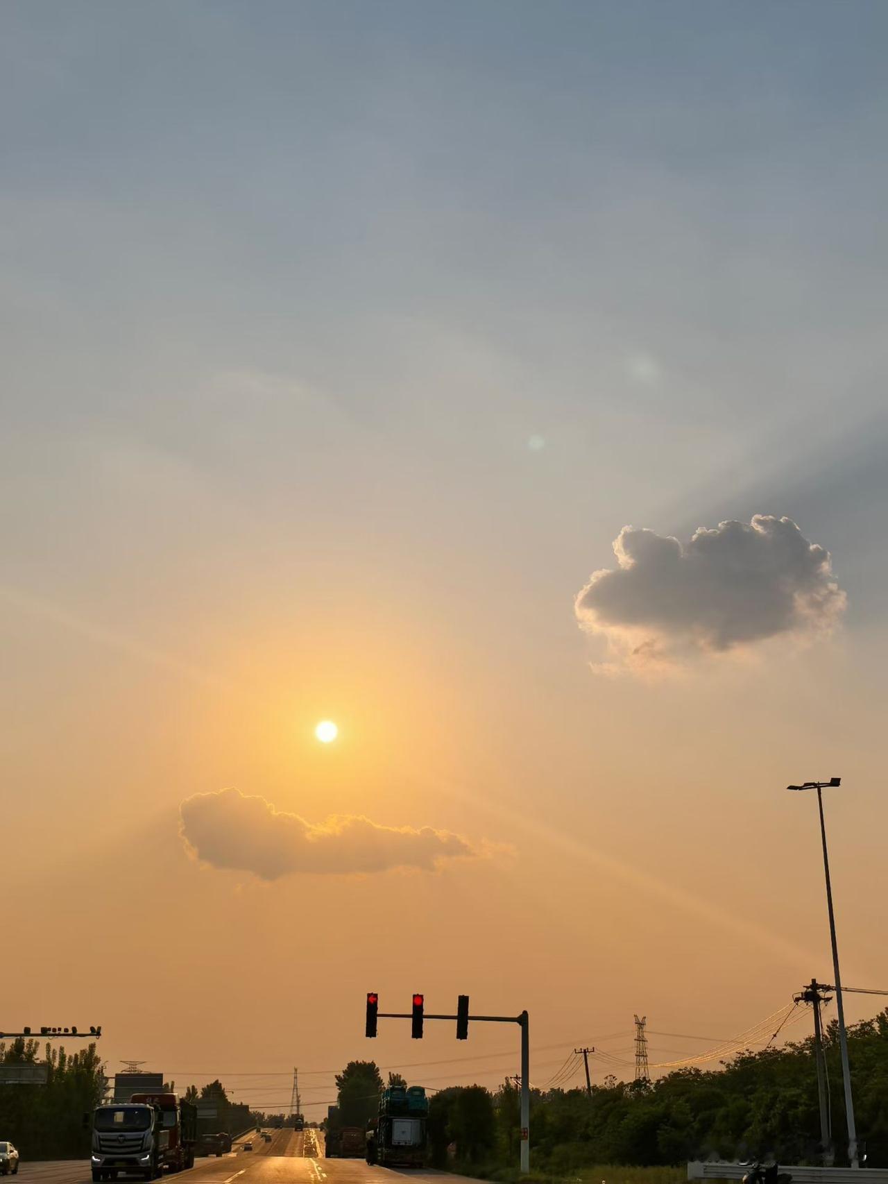 恍惚间，感觉进入了另一个世界。
太阳变成了橙色，如果不是红灯提醒，还以为出现了错