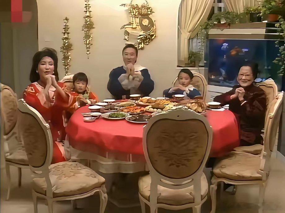 不敢想，这就是1986年谢贤一家人的除夕夜！即便是放到现在，也是超越了大多数普通