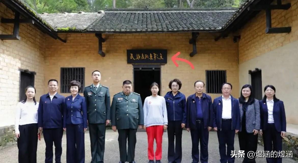 谁看完这一幕不会心生动容？这才是刻在血脉之中最顶级的家风。

翻看韶山伟人故居的