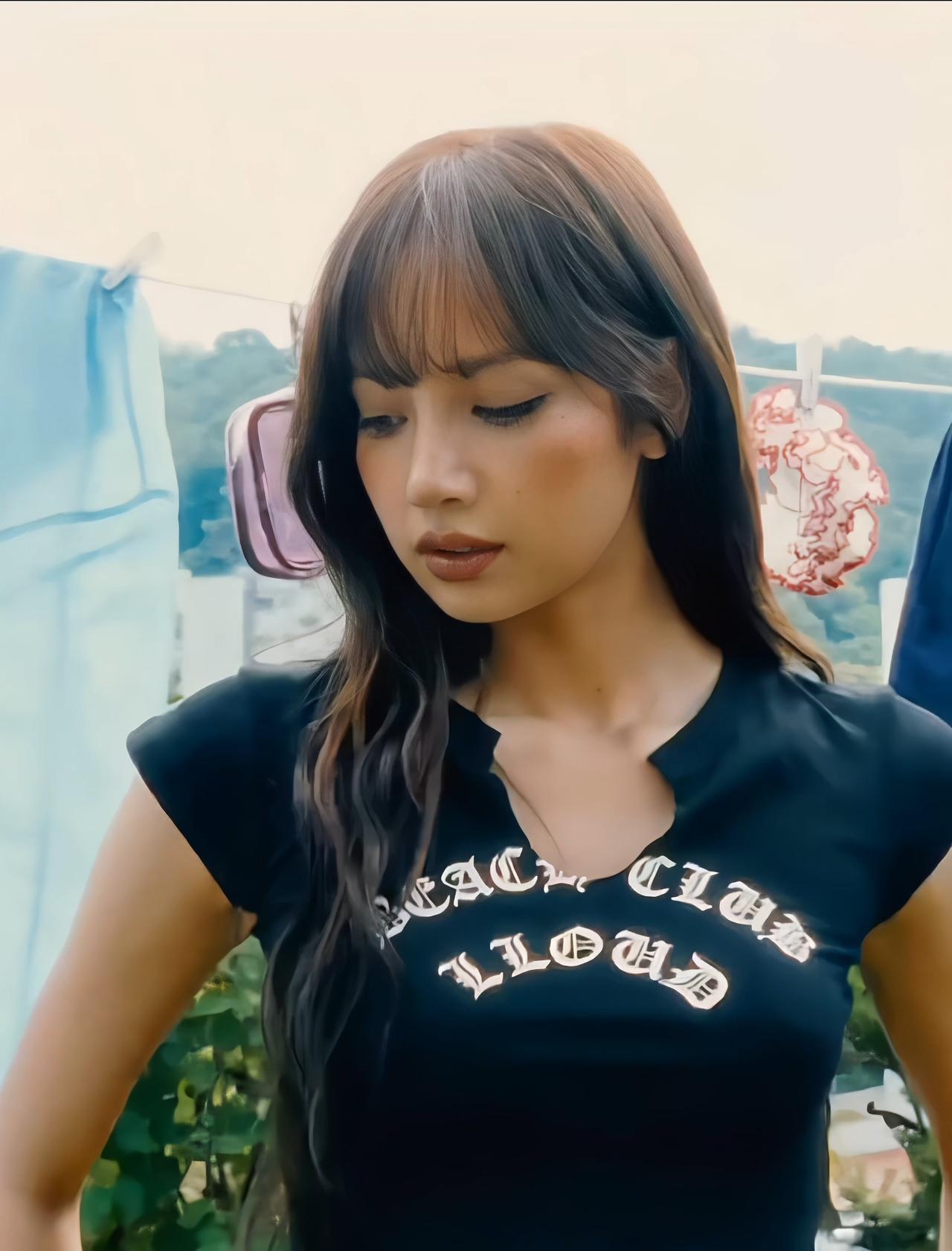 LLOUD BEACH CLUB 🍒

lisa把手机藏在礼服后腰 ​​​