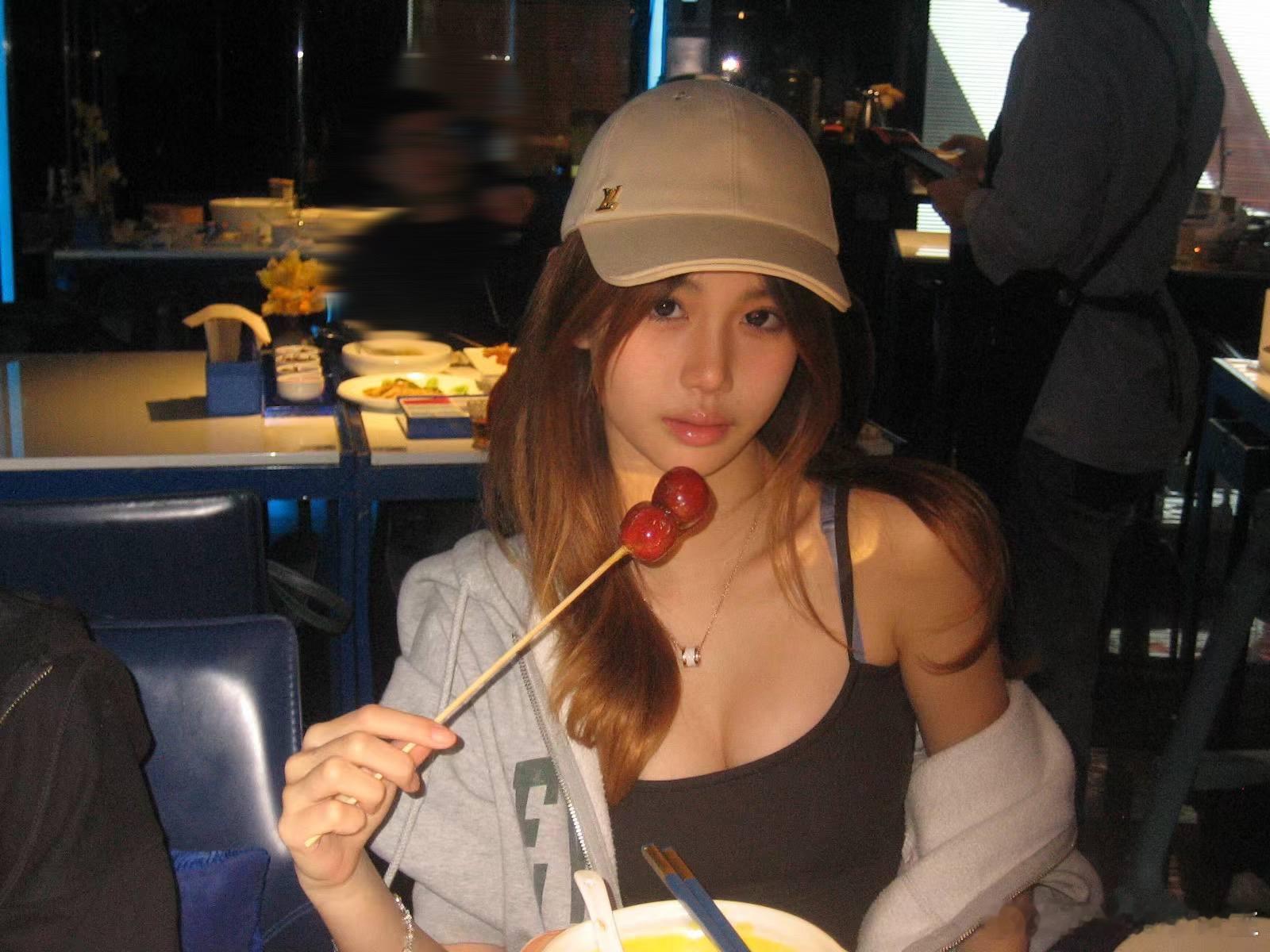 #钟丽缇女儿考拉与闺蜜聚餐##钟丽缇女儿考拉穿搭# 钟丽缇女儿考拉晒与闺蜜聚餐合