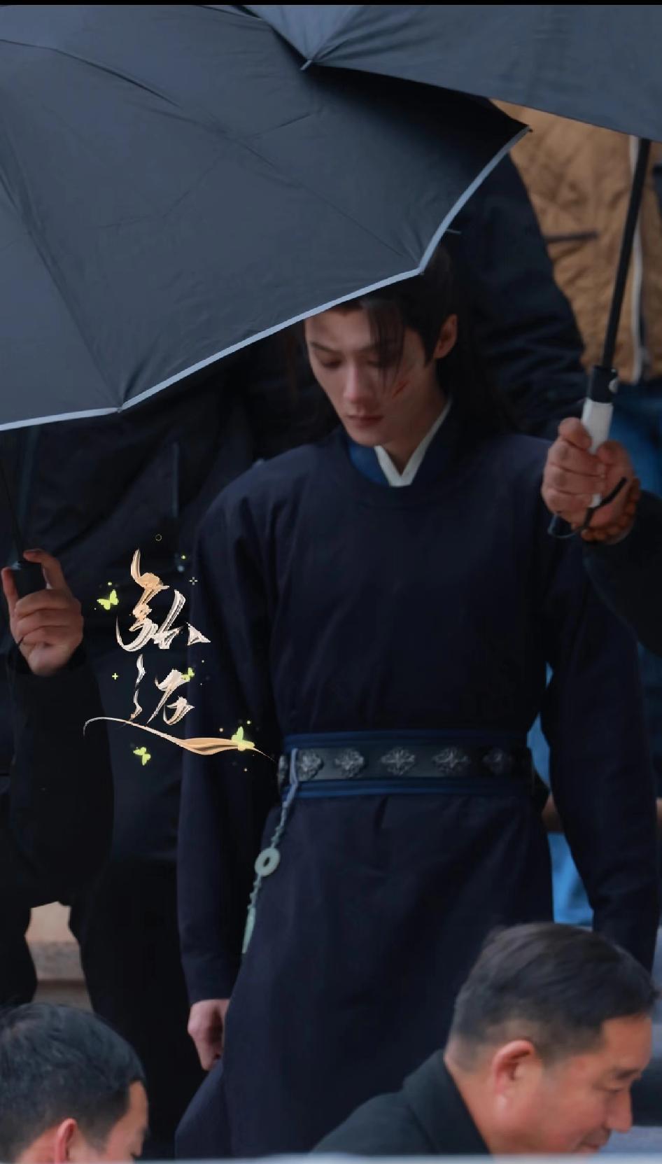 今天看到檀健次谢却山的路透，侧面看就是薄薄的一片，腰好细啊！谢却山强大聪明算计一