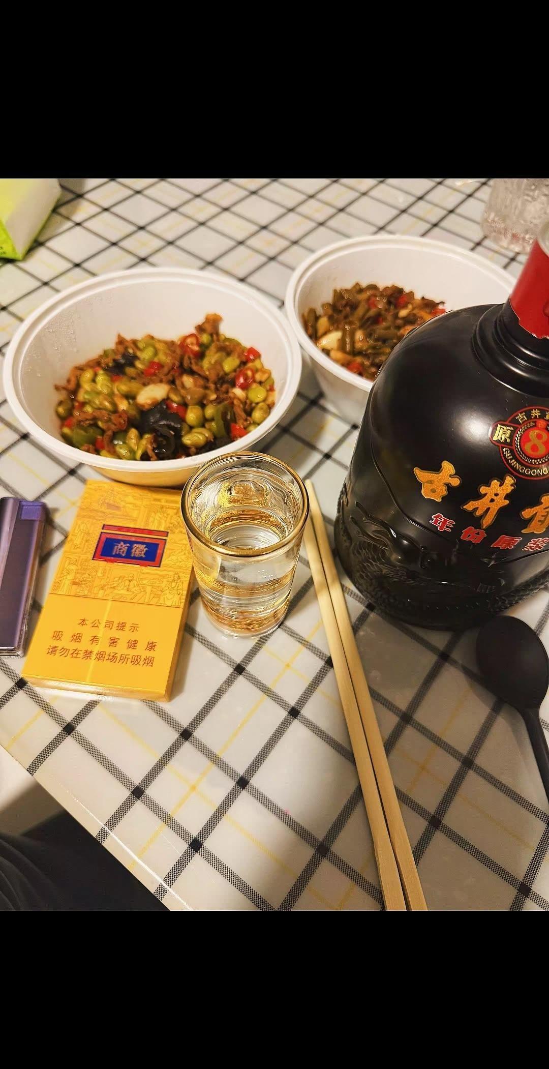 酒是情绪的容器，也是生活的缓冲。不喝也能活，但喝了，很多时刻会变得更像“人过的日