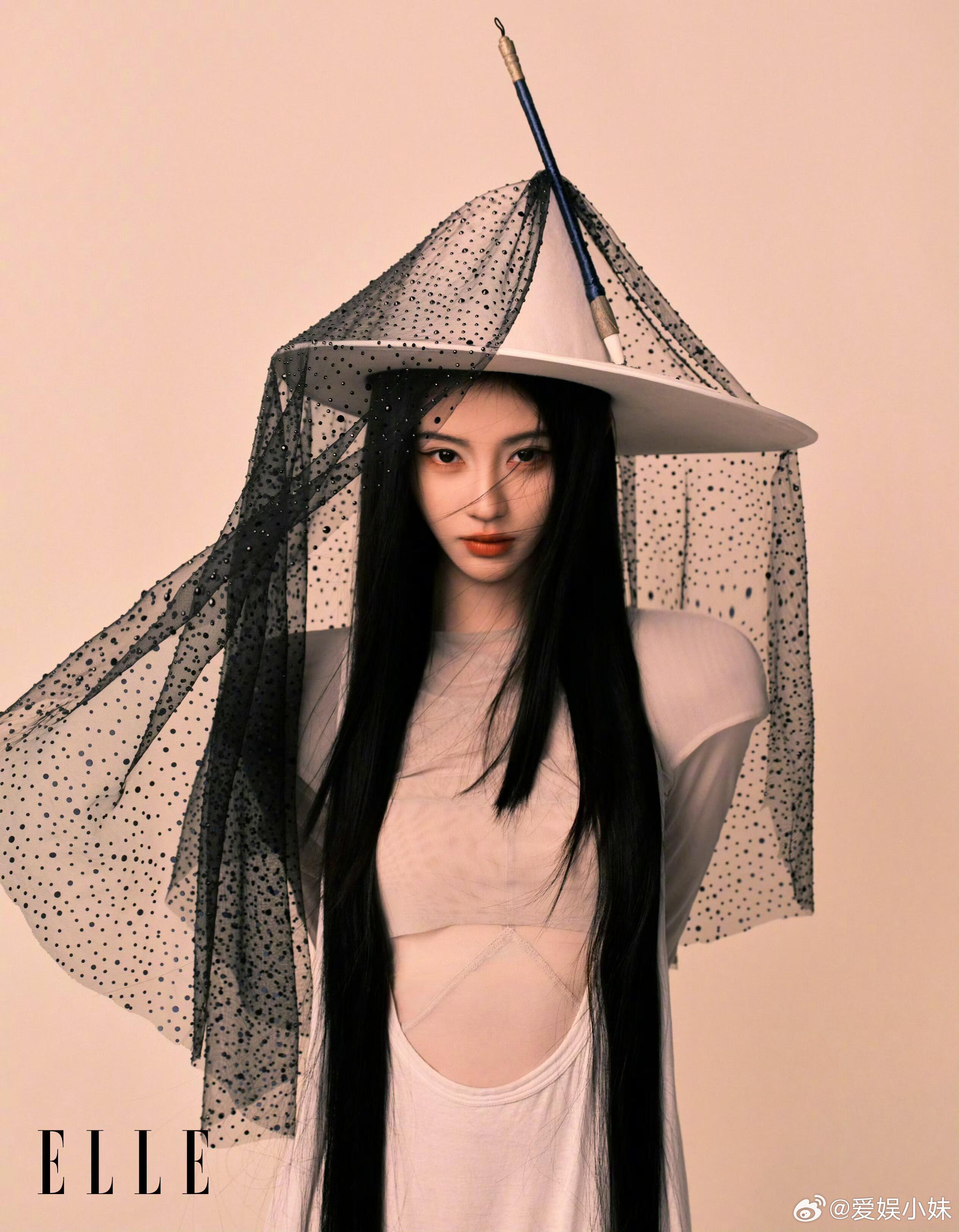 鞠婧祎ELLE四月刊正片绝美，借中式美学重塑传统IP，时尚商务全面开花，成功实现