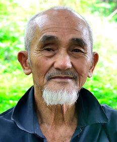 一是自己能做主的健康。不是说从不生病，而是八十岁还能自己拧开药瓶、下雨天稳步走回