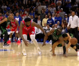 恐怖惊险！随着76人以102-114不敌凯尔特人，遭遇两连败，我发现了3个很有趣