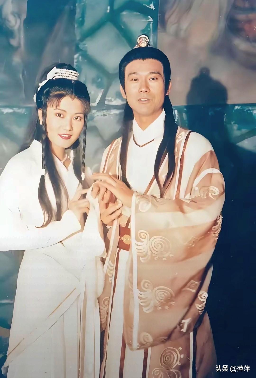 郑少秋与杨丽菁拍摄《香帅传奇》时的片场旧照，郑少秋一袭锦袍玉树临风，完美还原“盗